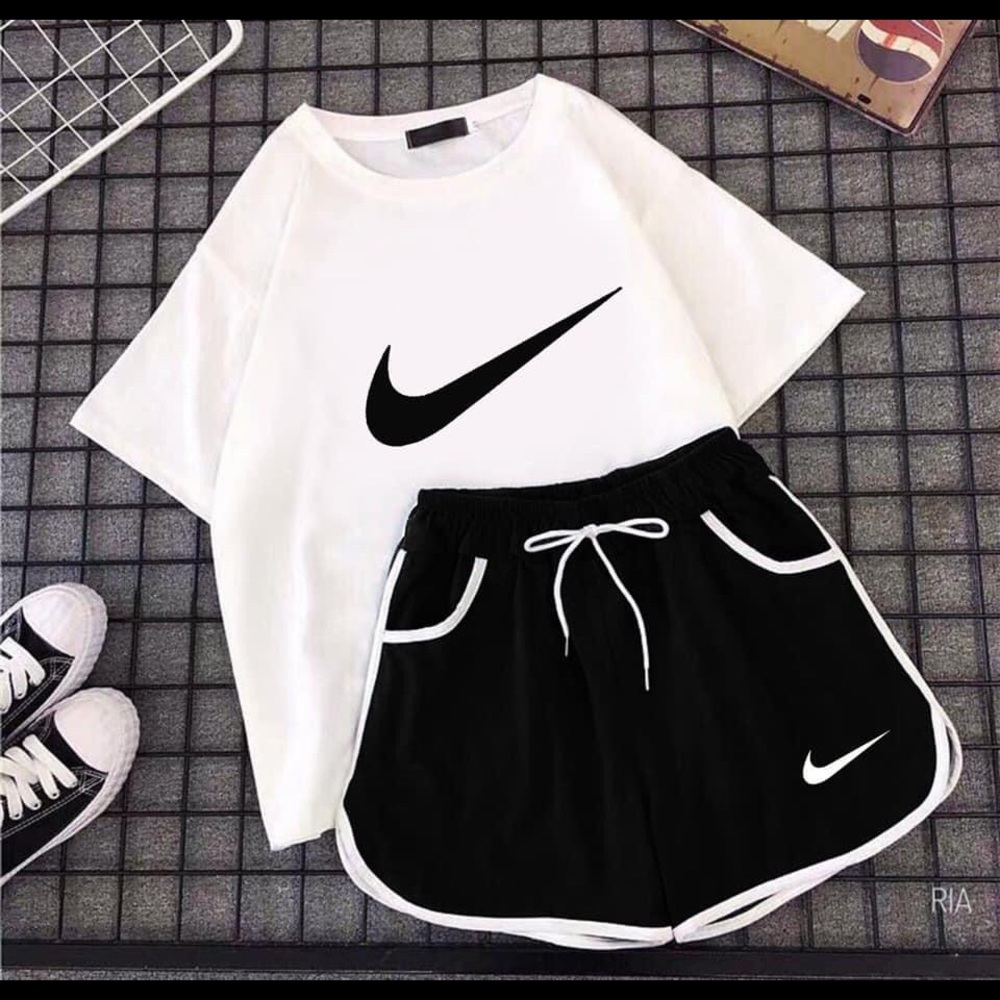 Nike women’s outfit - Picture 1 of 1
